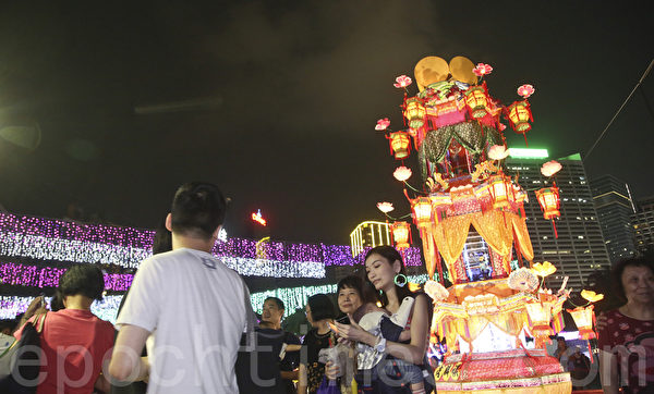 中秋之夜，香港维多利亚公园中秋花灯吸引大批市民游玩。（余钢／大纪元）