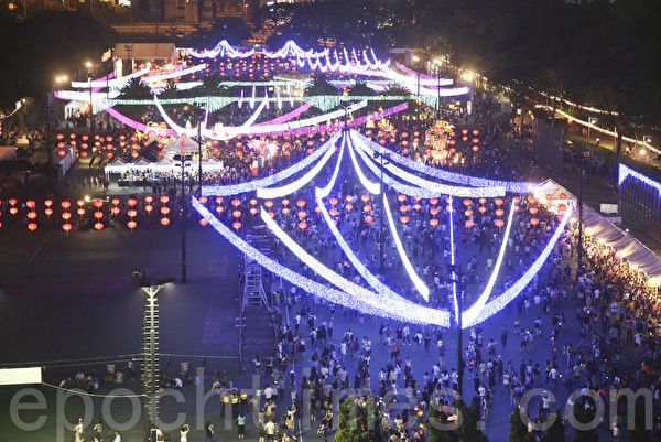 中秋之夜，香港維多利亞公園中秋花燈吸引大批市民遊玩。（余鋼／大紀元）