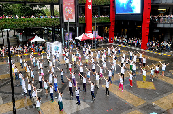 台北爱乐百余名成员27日在教师节前夕，在台北信义香堤广场，举行“快闪”活动，又唱又跳展现快乐、自信、爱与欢乐，并祝福教师与信义区逛街民众秋节愉快。（中央社）