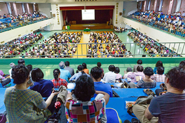 台灣部分法輪功學員在高雄市鳳新高中舉辦「全台景點講真相交流會」(明慧網）
