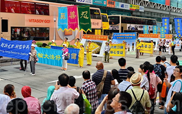 法輪功學員於10月1日國殤日在香港發起「起訴原凶 解體迫害」集會遊行，呼籲解體中共、結束長達十六年的迫害，起訴迫害元兇江澤民。（宋祥龍/大紀元）