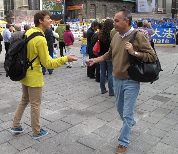二零一五年九月十九日，在维也纳斯特凡大教堂前广场（Stephansplatz）上，拉托维亚法轮功学员瑞蒙（Raymond）在广场上人群中发传单讲真相。（明慧网）