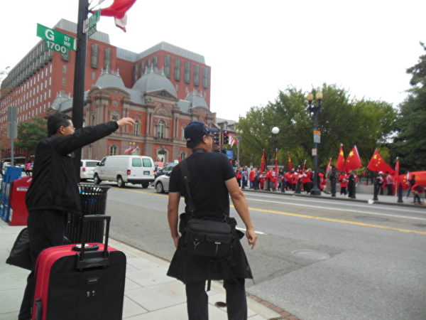 郭宝胜（左一）在白宫外的抗议现场，高喊：打到共产党！（李辰／大纪元）