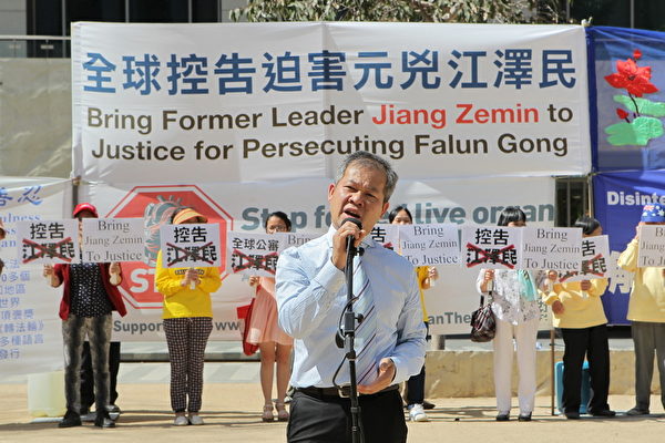 2015年10月3日,墨爾本市中心城市廣場舉辦訴江集會。維省越南裔社區主席阮本（Bon Nguyen）先生在集會上發言。(陳明/大紀元)