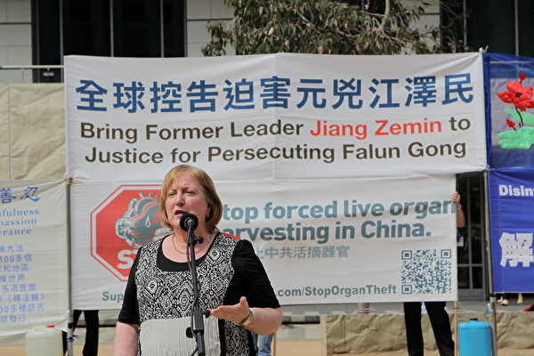2015年10月3日,墨爾本市中心城市廣場舉辦訴江集會。法輪功受迫害真相調查團（CIPFG）澳洲代表史密斯（Leigh Smith）女士在集會上發言。
(陳明/大紀元)