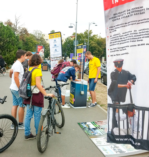 罗马尼亚布加勒斯特部分法轮功学员在位于市中心的Herastrau 公园进行了呼吁法办江泽民的请愿书征签活动。（明慧网）