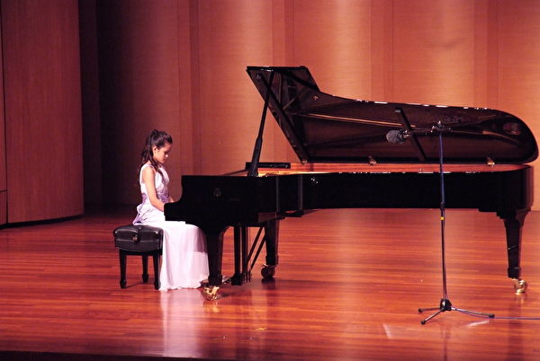 2015 新唐人亞太音樂大賽10月9日在台灣新北市功學社舉行決賽。評委說，參賽者的水平越來越高。（朱孝貞/大紀元）
