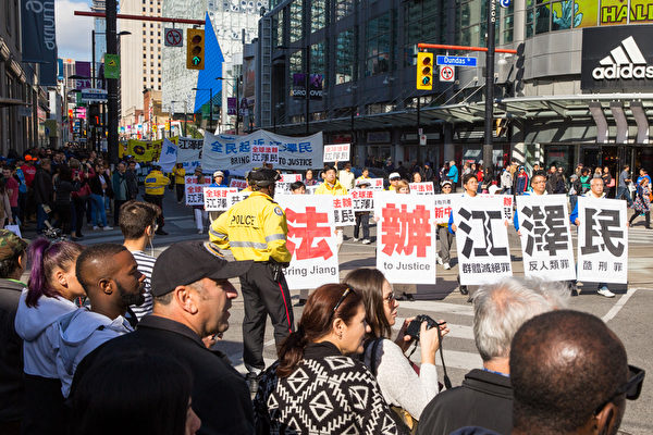 10月10日在多伦多市中心繁华地段举行诉江大游行。（艾文/大纪元）