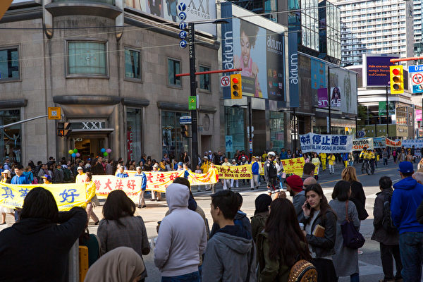 10月10日在多伦多市中心繁华地段举行诉江大游行。（艾文/大纪元）