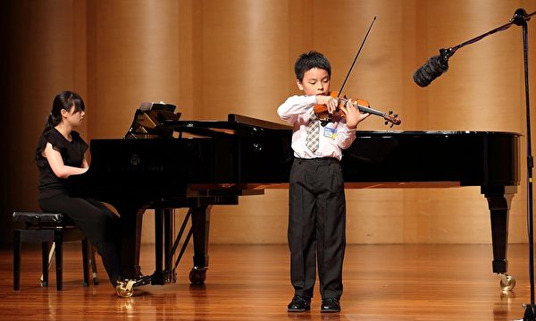 2015 新唐人亞太音樂大賽小提琴國小組朱歆暐演奏神情。（Ke-Ren/大紀元）