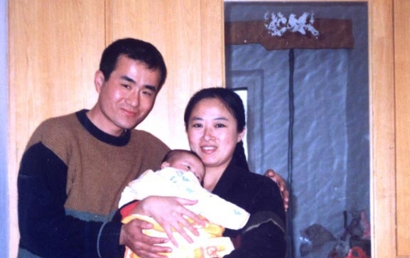 曲辉和妻子刘新颖以及他们的孩子曾经幸福的家庭。（明慧网）