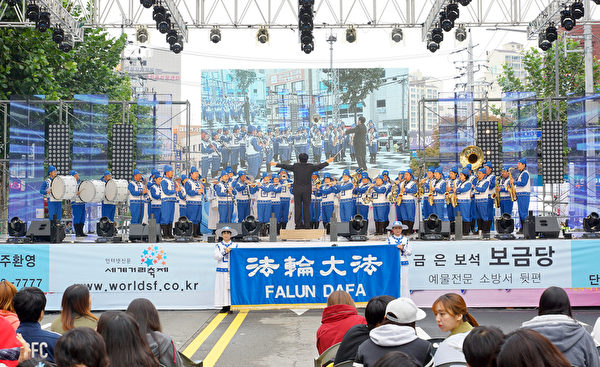 開幕式舞台上，天國樂團率先上台演奏樂曲。（金國煥／大紀元）
