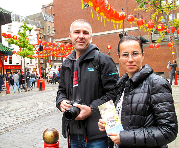 圖4：十月十日下午，正在倫敦旅遊的羅馬尼亞人宙頓（Zohden）和他太太來到倫敦中國城，恰巧遇到法輪功大遊行。（明慧網）