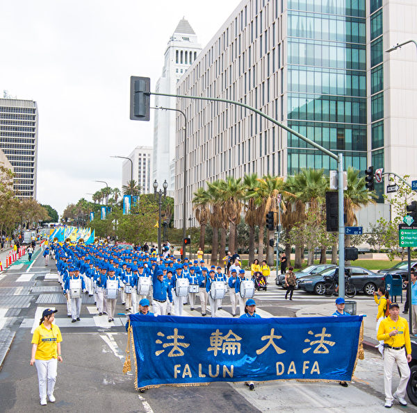10月15日为洛杉矶市法轮大法日，当地时间上午10时左右，数千名来自世界36个国家和地区的部分法轮功学员开始大游行。（马有志/大纪元）