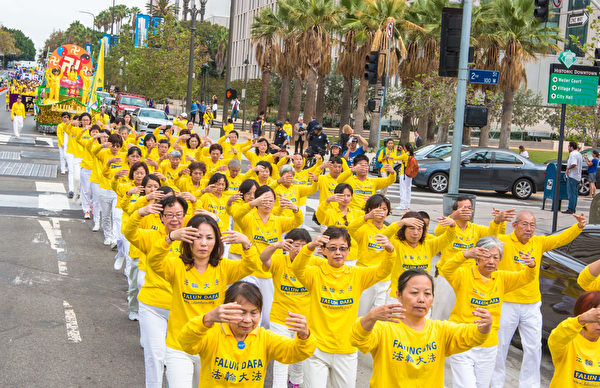 10月15日为洛杉矶市法轮大法日，当地时间上午10时左右，数千名来自世界36个国家和地区的部分法轮功学员开始大游行。（马有志/大纪元）