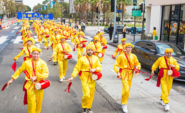 10月15日，來自世界各地的部分法輪功學員參加洛杉磯大遊行。（馬有志/大紀元）