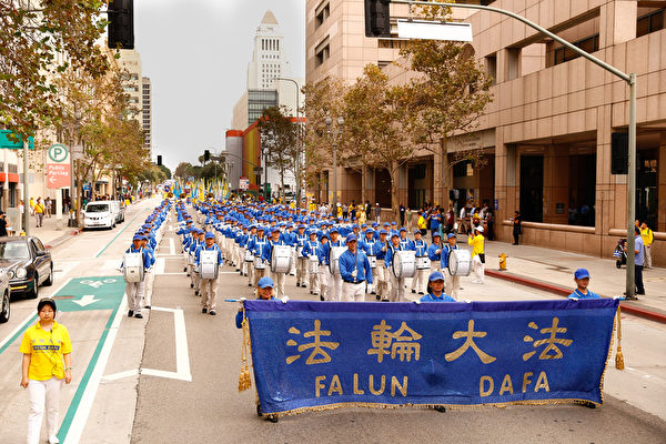 10月15日，來自世界各地的部分法輪功學員參加洛杉磯大遊行。（戴兵／大紀元）