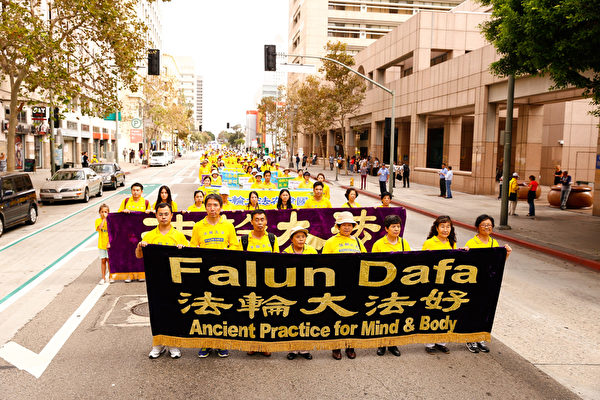 10月15日，来自世界各地的部分法轮功学员参加洛杉矶大游行。（戴兵／大纪元）