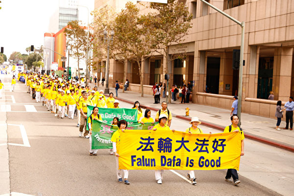 10月15日，來自世界各地的部分法輪功學員參加洛杉磯大遊行。（戴兵／大紀元）