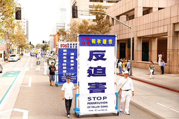 10月15日，来自世界各地的部分法轮功学员参加洛杉矶大游行呼吁反迫害。（戴兵／大纪元）