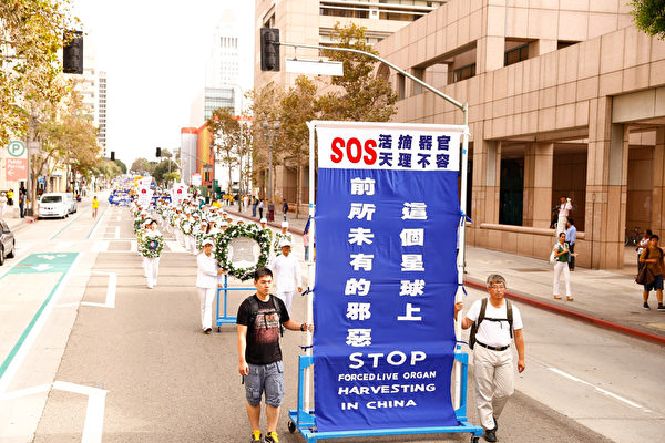 10月15日，来自世界各地的部分法轮功学员参加洛杉矶大游行呼吁停止迫害。（戴兵／大纪元）