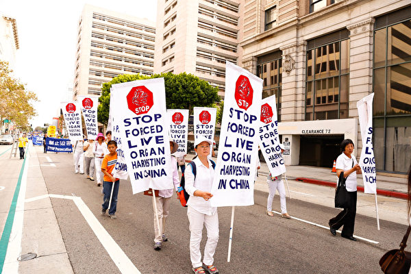 10月15日，來自世界各地的部分法輪功學員參加洛杉磯大遊行呼籲反迫害。（戴兵／大紀元）