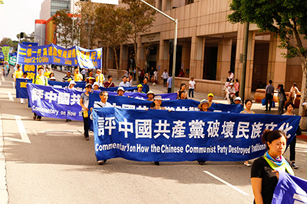 10月15日，来自世界各地的部分法轮功学员参加洛杉矶大游行，展现了法轮大法的美好，同时也声援二亿一千万人退出中共组织。（戴兵／大纪元）