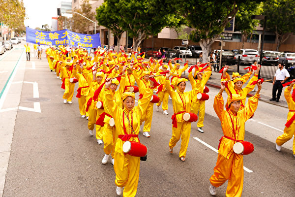 10月15日，來自世界各地的部分法輪功學員在洛杉磯大遊行。（戴兵／大紀元）