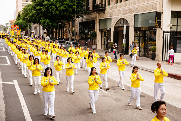 10月15日，来自世界各地的部分法轮功学员参加洛杉矶大游行。（爱德华／大纪元）