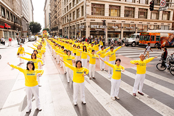 10月15日，來自世界各地的部分法輪功學員參加洛杉磯大遊行。（愛德華／大紀元）
