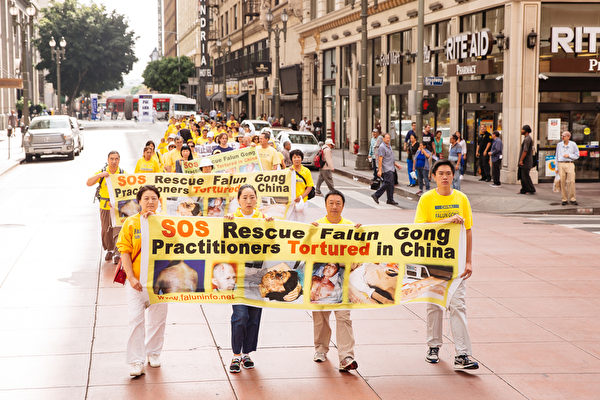10月15日，来自世界各地的部分法轮功学员参加洛杉矶大游行。（爱德华／大纪元）