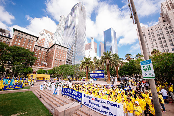 2015年10月15日（星期四）上午，來自36個國家的部分法輪功學員聚集在洛杉磯市中心潘興廣場（Pershing Square），舉行大型集會，向主流社會展現法輪大法的美好，並揭露在中國發生的持續16年之久的對上億和平修煉的法輪功學員慘無人道的迫害。（愛德華／大紀元）