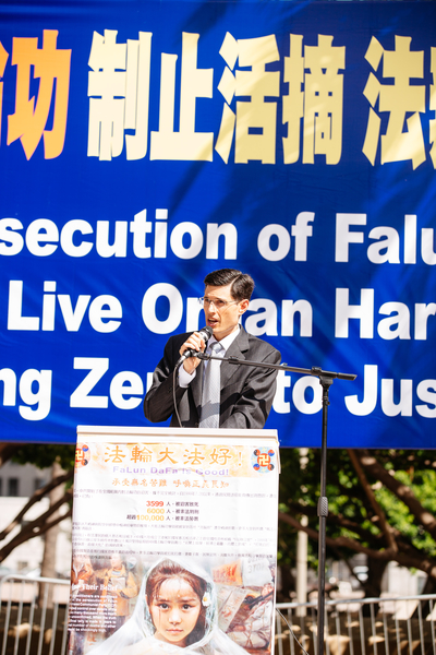 2015年10月15日，洛杉矶市中心潘兴广场，亚历杭德罗‧森特伦医生代表“医生反对强制摘取器官组织”在集会上发言。（爱德华／大纪元）