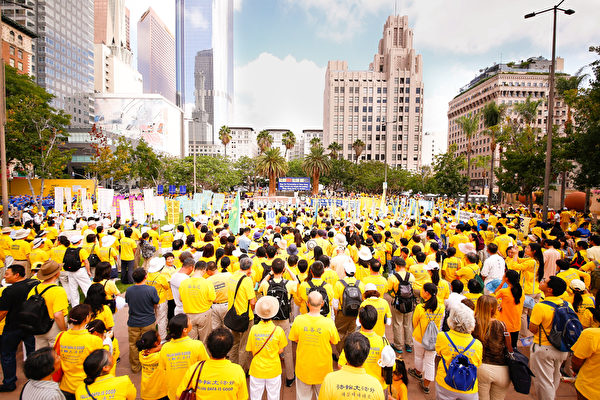2015年10月15日，法轮功学员在洛杉矶市中心举行集会游行。（戴兵／大纪元）
