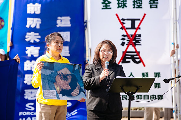 被中共電擊毀容慘遭虐殺的法輪功學員高蓉蓉的姐姐高薇薇（左）。（愛德華/大紀元）