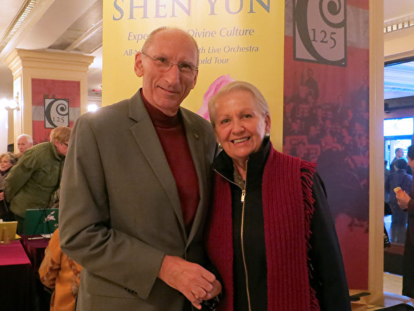 2015年10月18日，芝加哥金融区扶轮社的主席John Schwandke先生和太太观看了在芝加哥交响乐厅上演的神韵交响乐音乐会，并表示十分赞叹。（唐明镜／大纪元）