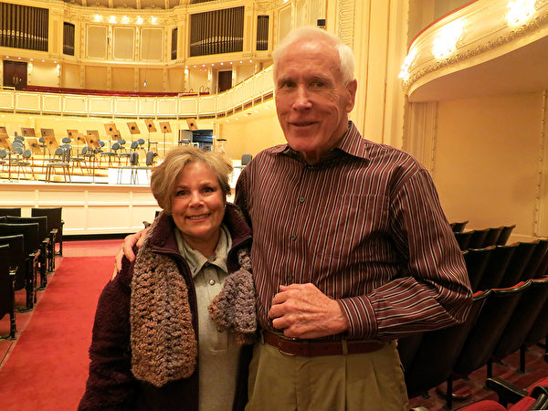 2015年10月18日，Bob Kemp先生和太太观看了在芝加哥交响乐厅上演的神韵交响乐音乐会，并表示十分赞叹。（唐明镜／大纪元）
