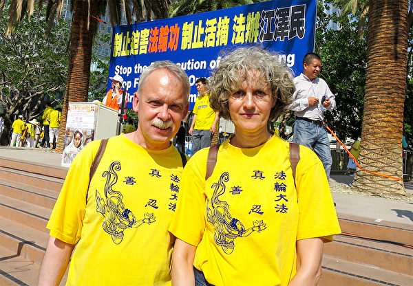 德國法輪功學員Brigit（右）和Ralf，幾年來，他們幾乎每個週末到著名的科隆大教堂前，為中國人講清法輪功被迫害的真相。（明慧網）