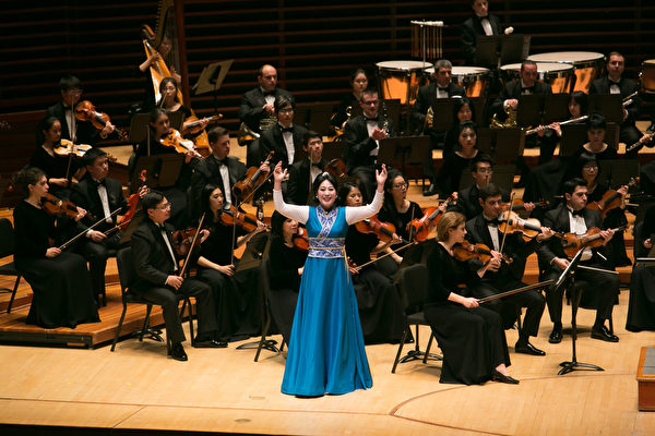神韵交响音乐会费城威瑞森音乐厅演出。女高音歌唱家姜敏演唱。（李莎/大纪元）