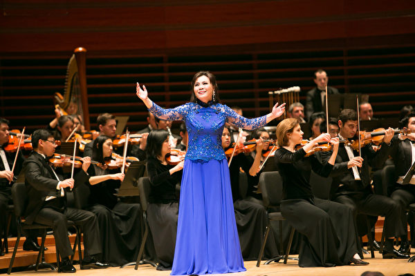 神韵交响音乐会费城威瑞森音乐厅演出。女高音歌唱家耿浩蓝演唱。（李莎/大纪元）