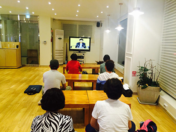 韓國首爾天梯書店舉辦首屆漢語九天班。學員正在認真看講法錄像。（明慧網）