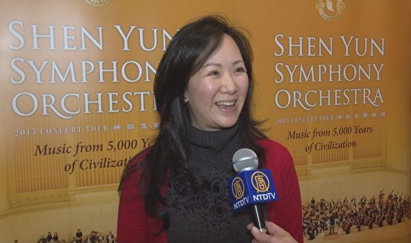 來自台灣的女高音歌唱家廖英君表示：「神韻作曲家對旋律的詮釋，氣勢磅礡。」（新唐人截圖） 