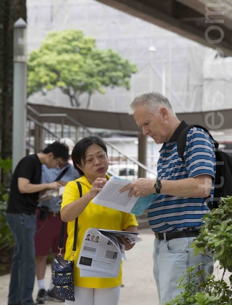 11月1日在新加坡芳林公園，法輪功學員在向民眾講真相。（Stephanie／大紀元）