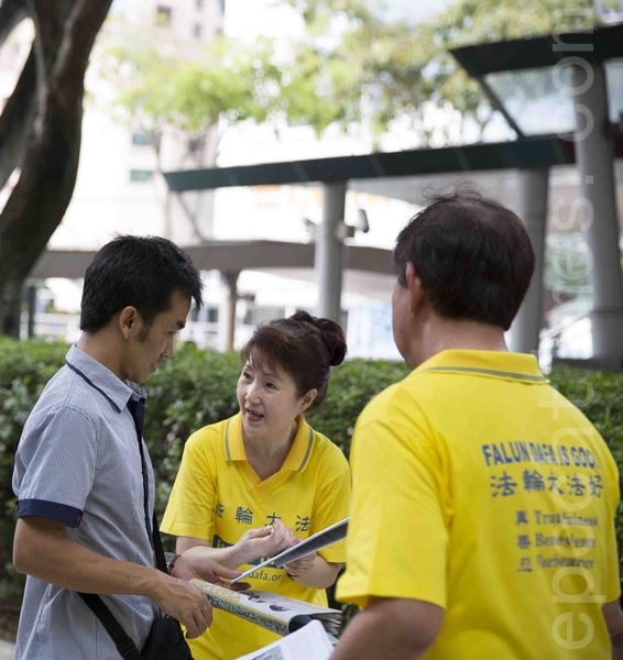 11月1日，法輪功學員在新加坡芳林公園向民眾講真相。（Stephanie／大紀元）