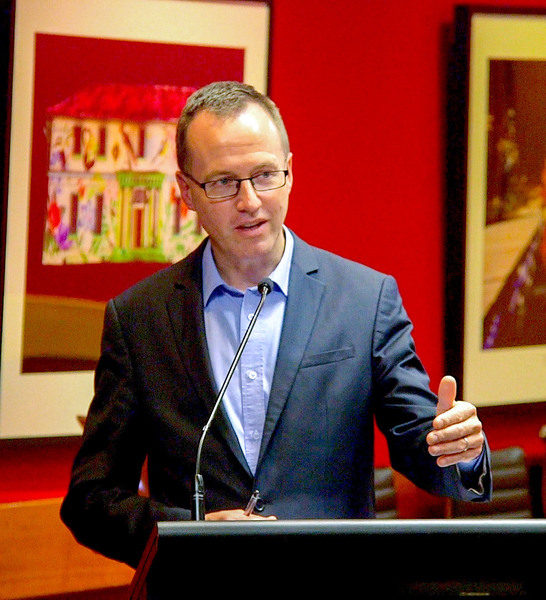 新南威尔士州绿党议员大卫‧舒布瑞杰（David Shoebridge）在观看纪录片《难以置信》后，主持讨论会。（明慧网）