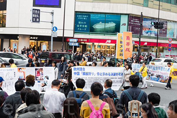 11月7日，日本法輪功學員在東京新宿的商業繁華區舉行遊行，及徵集舉報江澤民的聯署活動。許多日本民眾簽名支持，有中國遊客當場表示退出中共的黨團隊組織。（游沛然／大紀元）