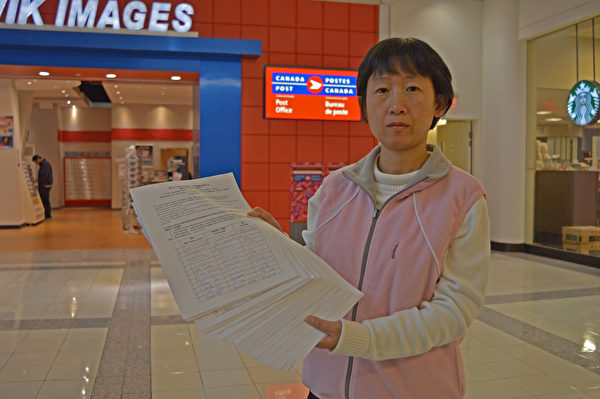 圖：溫哥華法輪功學員荊彩將舉報江澤民的徵簽表郵寄遞交中國檢察院、法院。（攝影：邱可菲/大紀元）