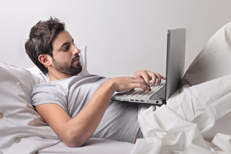 睡眠醫學專家建議睡前一小時內不要使用電子設備。（fotolia）