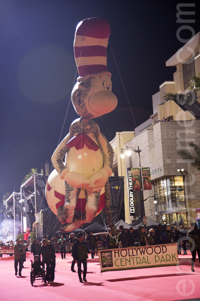 11月29日，全球影视之都好莱坞迎来第84届圣诞大游行，为2015年圣诞节拉开序幕。（季媛/大纪元）