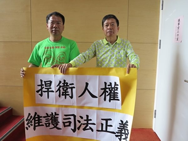 台中市議員何文海(右)呼籲中國尊重人權；謝志忠議員(左)說，生命無價！很高興台中市議會這次提案，通過代表全世界都該尊重生命。（鄧玫玲／大紀元）
